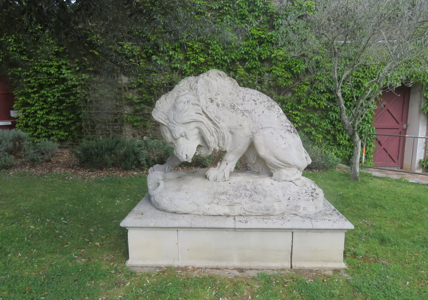 Lion et Monument à Charles Loyson — Château-Gontier