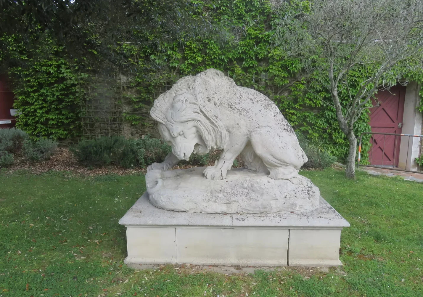 Lion et Monument à Charles Loyson — Château-Gontier