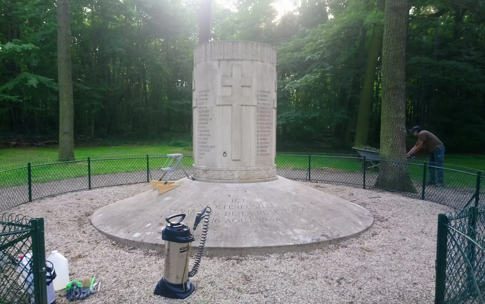Monument aux fusillés du bois de Boulogne