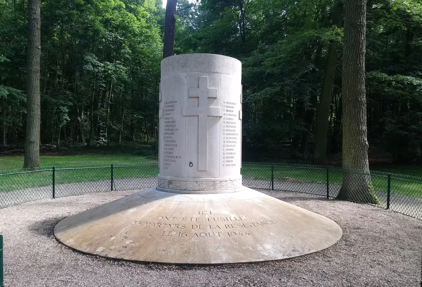 Monument aux fusillés du bois de Boulogne