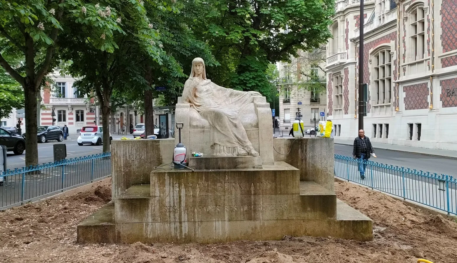 Monuments à Sarah Bernhardt et Puvis de Chavanne