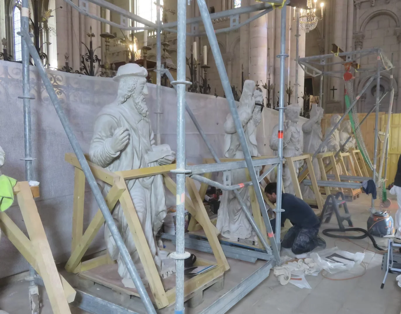 Sept sculptures d'apôtres — Cathédrale Saint-Pierre de Poitiers